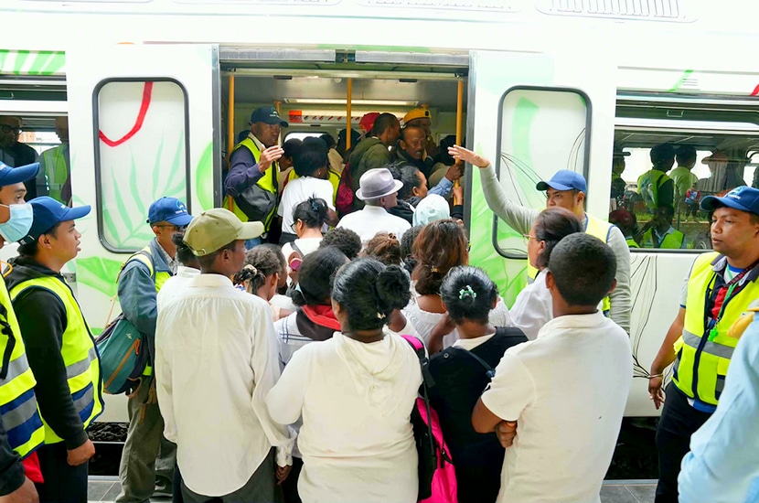 Premiers départs pour le train urbain à Antananarivo